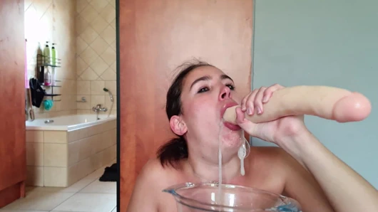 Kirli sürtük dildoyla gırtlağına kadar alırken tükürüyor