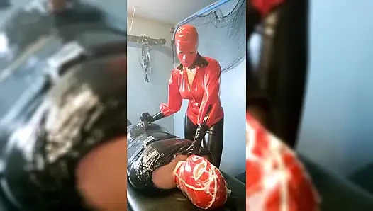 Lateks içinde mumyalanmış kölede aşırı nefes oyunu