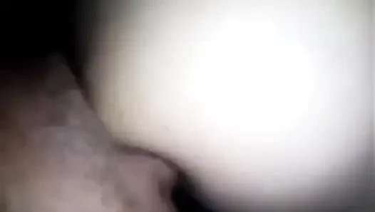 Mükemmel Hintli kız büyük göğüslerini emiyor ve üvey erkek kardeşi tarafından sikişiyor
