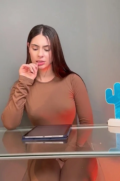 Çaresizce patron ofisime işiyorum