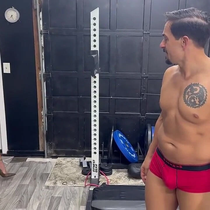 Orta yaşlı seksi kadın genç komşularının yarağını boşaltıyor