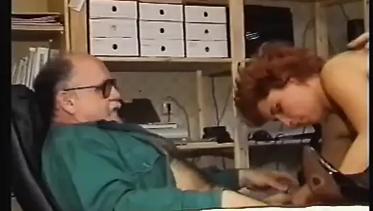 Seksi sekreter götünü iki büyük yarakla sikiyor ve içine ve yüzüne boşaltıyor