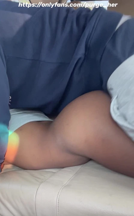 Оргазм на заднем сиденье. Она жестко кончила на мой хуй. пока я долбил ее сзади, ее киска подтянулась