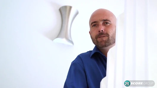 Dünyanın en büyük sütyenli hizmetçisi