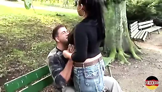 Açık havada emmeyi ve sikişmeyi gerçekten seviyor