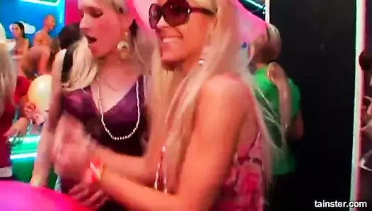 Muhteşem seks bebekleri emme musluklar için jizz içinde kamu