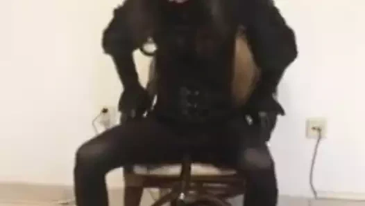 Seks makinesiyle oynayan kadın maskesi