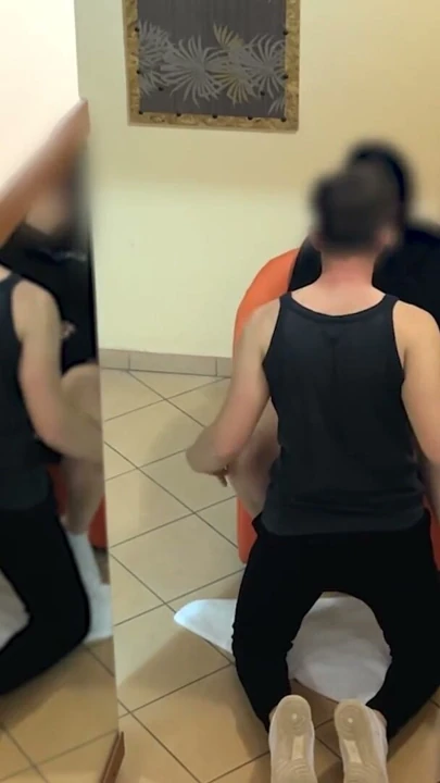 Kameraya yakalandım - sınıf arkadaşları dersten sonra ödev yapıyormuş gibi yapıyor, oğlan amını yiyor | Klip 1