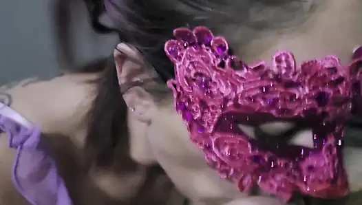 Troia milf in maschera rosa pompino con ingoio