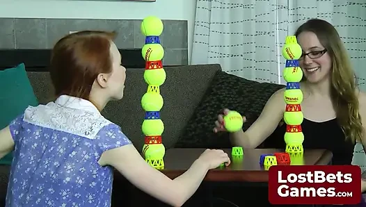 Samimi striptiz topu yığınları meydan okumasında iki lezbiyen