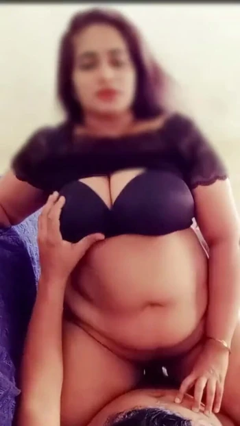 Эпический момент из "Индийская мачеха дези с большими сиськами скачет на пасыне".