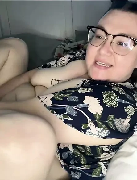 Toe emiyor kamera gösterisi striptiz modeli