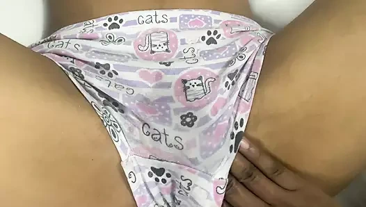 En ateşli amcık küçük üvey kız kardeşinin amına sürtüyor ve boşalıyor