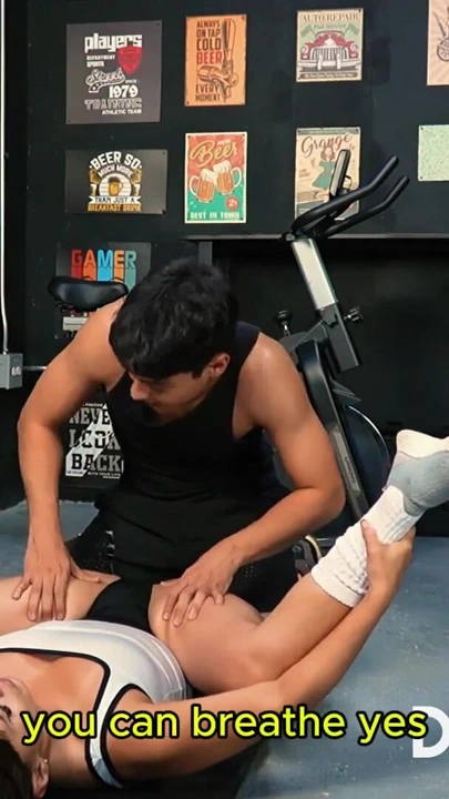 Kıskanç kocam evden çıkmamı istemiyor ve kişiselleştirilmiş bir antrenör için bana para ödüyor ve sonunda onunla sikişiyorum | Klip 2