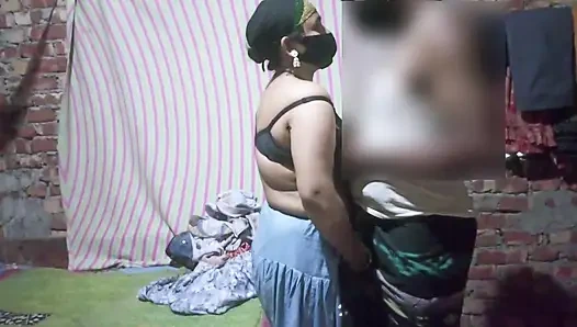 Güzel üvey annem ofise gitti, sonra üvey annem onu sikmek istiyor. Tam Hintçe viral video.