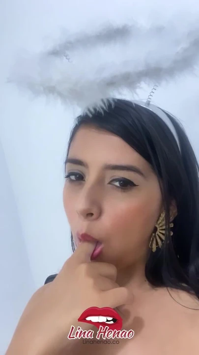 Скучал по мокрой киске этого ангела