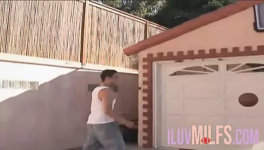 Büyük memeli orta yaşlı seksi kadın erkek arkadaşının yarağına binerken bayılıyor