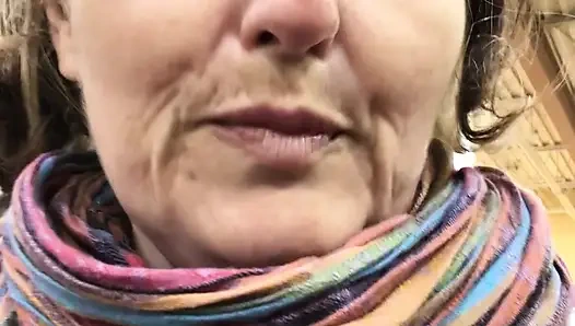 Süpermarkette Göğüslerimi Teşhir Ediyor Ve Ne Kadar soğuk Olduğunu Gösteriyorum!