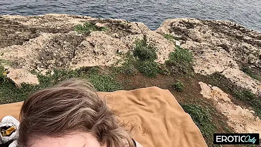 Alman genç kız tatilde açık havada sikiliyor