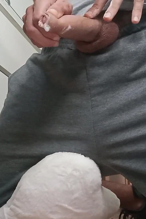 Dizlerinin üzerinde azgın adam lezzetli yarağına mastürbasyon yaparken sana sakso çekmek istiyor