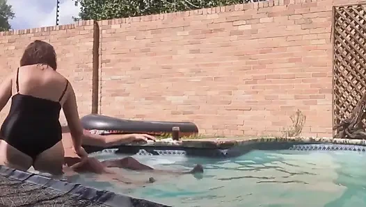 Yüzme havuzu sikişi