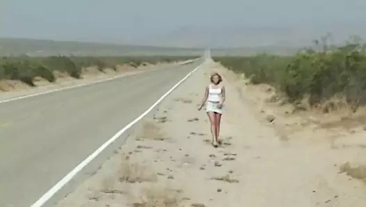 İki sarışın tatlı kız, ulaşım masraflarını bazı sert direkler için bacaklarını açarak ödemeye karşı değil