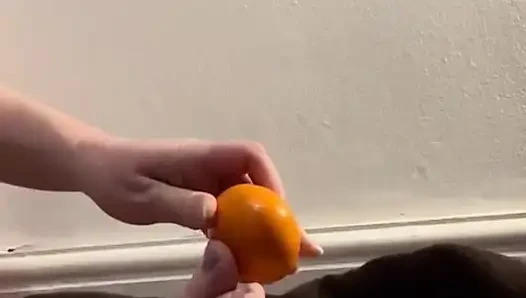 Çıplak ayaklar eziliyor ve turuncu