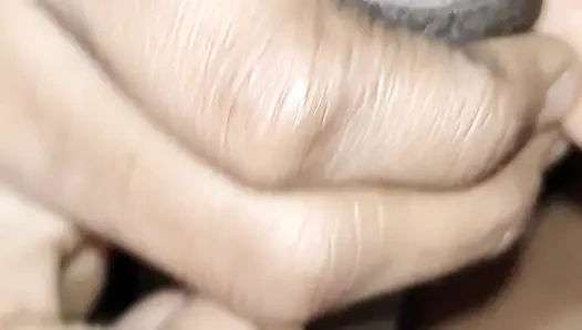 Evli kadın yarakla oynuyor