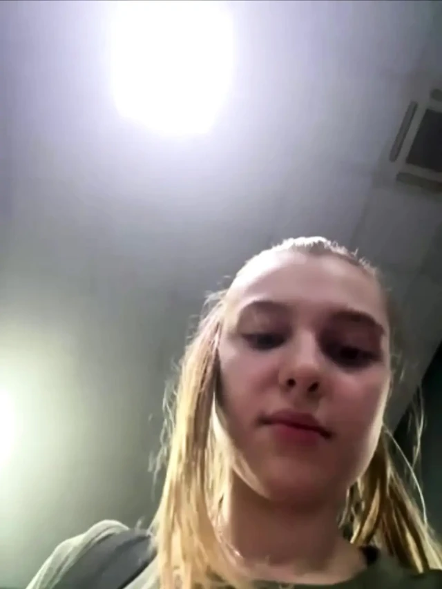 Рискованный публичный секс в туалете спортзала