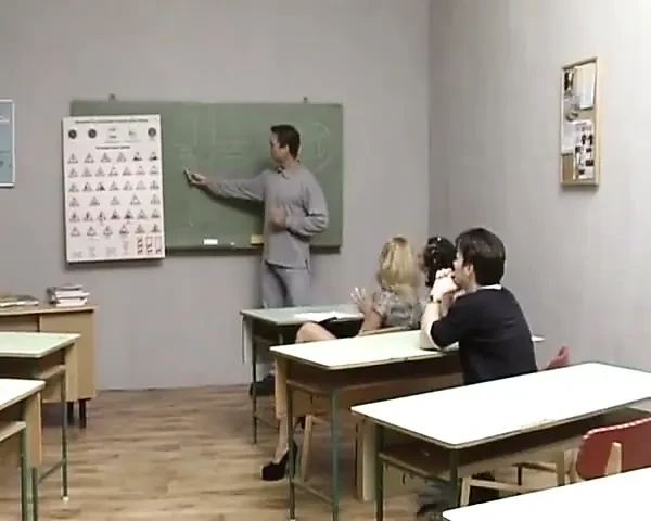İki Alman öğrenci kız bir öğrenci ve bir öğretmen tarafından sikiliyor