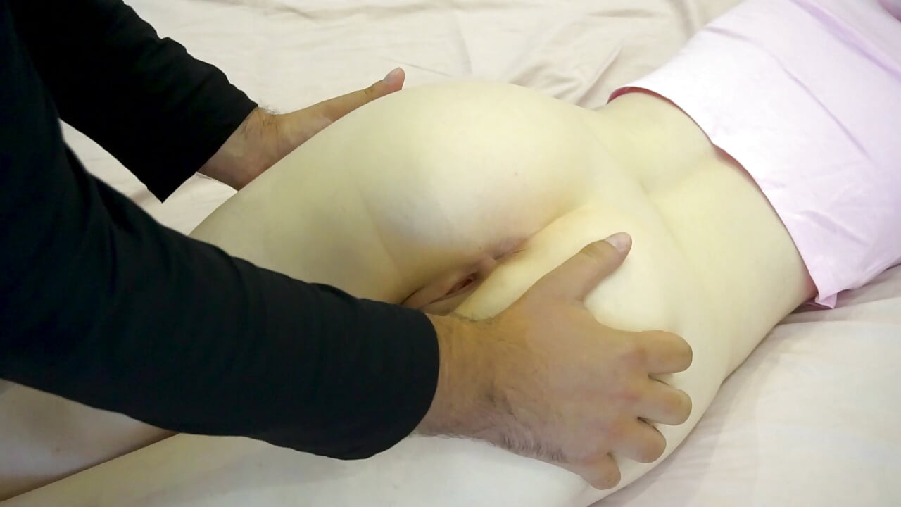 Göt tıkacı olan ilk kız derin anal parmaklama ve esneme deneyimi yaşıyor