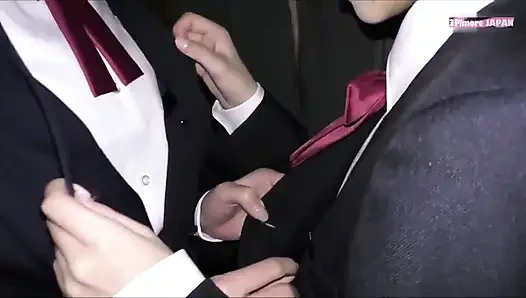 İki yakın arkadaş sıkı bir şekilde dolu bir gidiş-kapamada gergin samimi enerjiyi paylaşırken kalabalık tren anı - 1