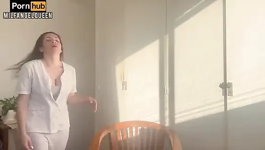 Orta yaşlı seksi kadın doktor sikini iyileştirmek için götüyle oynamana izin veriyor