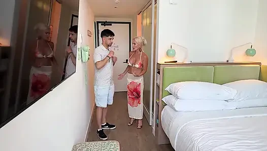 Orta yaşlı seksi kadın Tatiana Steele bahar tatilinde üvey oğlu arkadaşı Santi ile sikişiyor