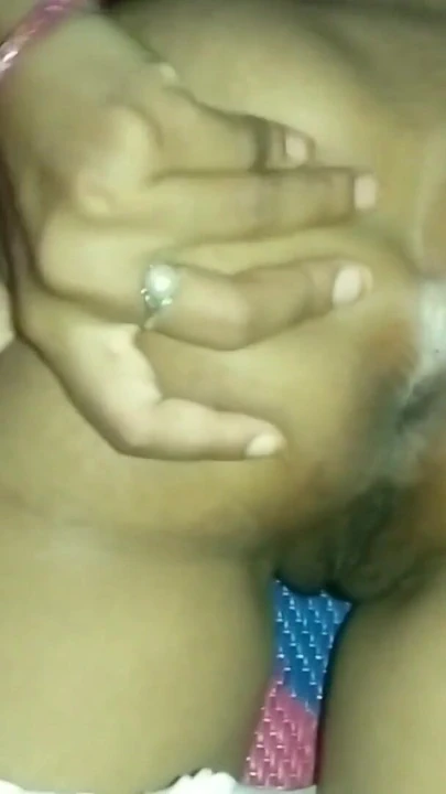 "Ateşli basanti bhabi küçük desi dildoyla amını sikiyor" dan ikonik an