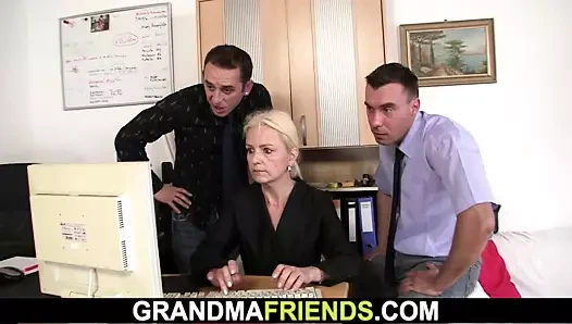 eski sarışın kadın berbat iki musluklar için iş