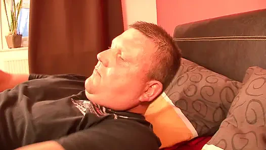 Azgın olgun güzellik ıslak amcığını yaşlı sevgilisiyle parmaklıyor