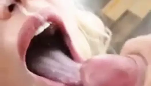 Sarışın sürtüğün yüzüne boşalma