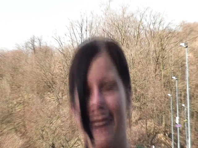 Ateşli esmer açık havada yaşlı adam tarafından yalanıyor ve parmaklanıyor