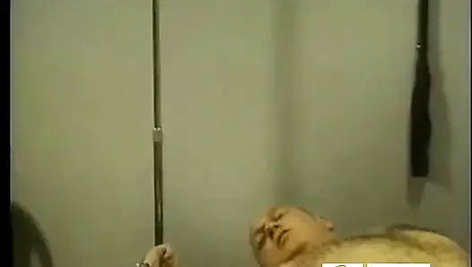 Sarışın kadın egemenliği ve esmer sahibe yaşlı köleye işkence ediyor