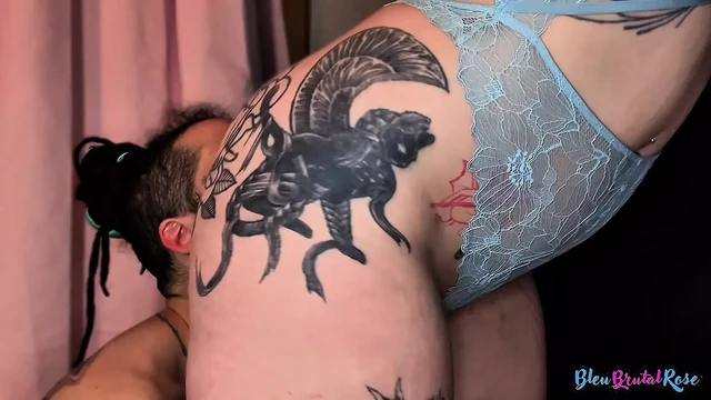 Горячая фигуристая рыжая мясистая милфа тверкает в рот, раздвигает очко, получает поклонение ее офигенной заднице и киску трахают пальцами