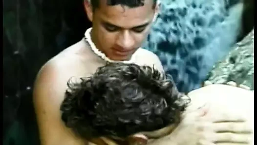 Eşcinsel erkekler yürüyüşe çıkıyor ve gölün yanında sikişiyor