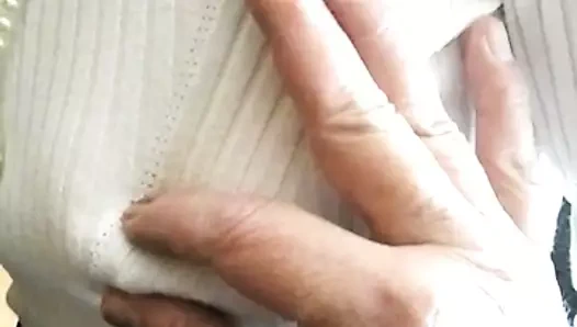 Caro'nun göğüslerini masada çimdiklemek