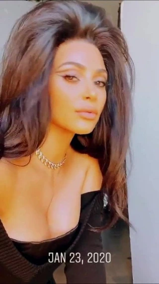 Kim kardashian'ın büyük göğüs dekoltesi
