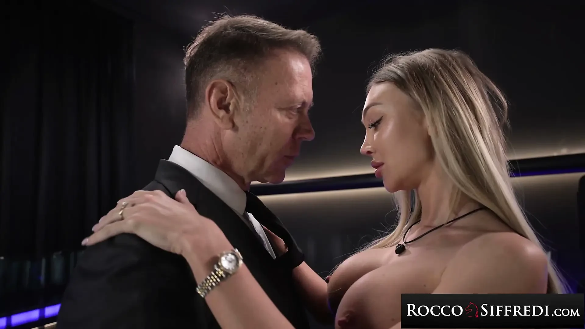 ROCCO SIFFREDI - Yüzüne Fışkırtıyor - İri Memeli Sarışın Frances Bentley Rocco Siffredi'nin Kocaman Sikine Karşı