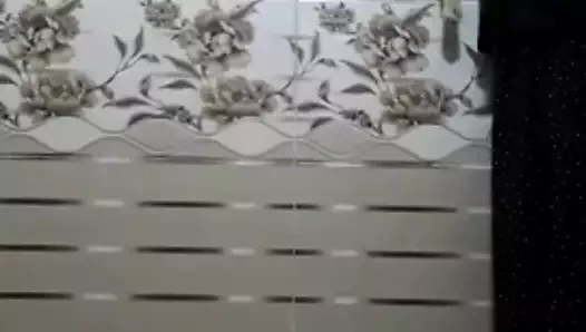 Şişman kadın vücudunu banyoda çıplak gösteriyor