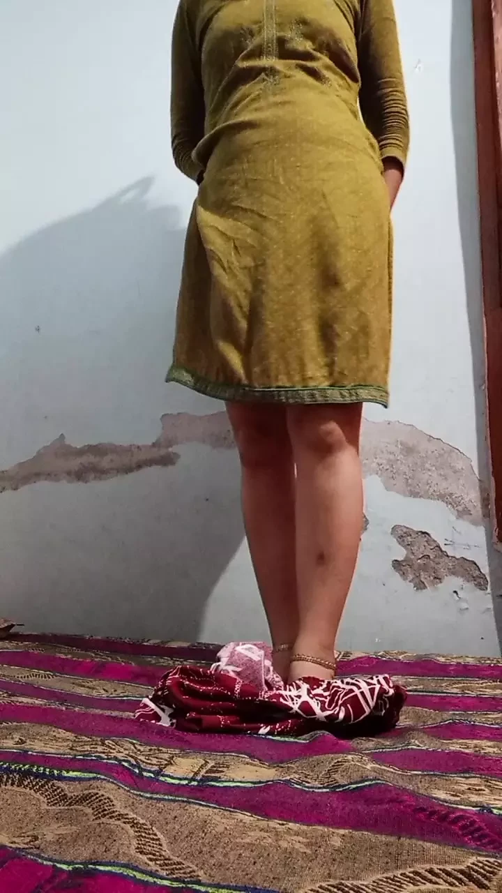 Hot Horney Indian Housewife Open Cloth For A Bull