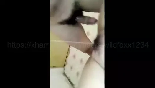 Sert sikme ile squatting içinde Hint hizmetçi