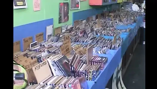 Bir erkek delisi mağazada seks yapıyor