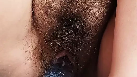 Güneşte oyuncağımla oynuyorum